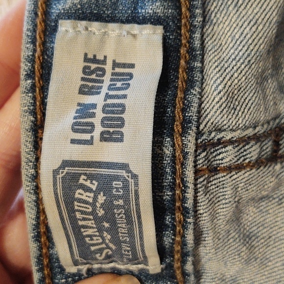 Signature by Levi Strauss Women's Low Rise Bootcut Jeans - Picture 6 of 7